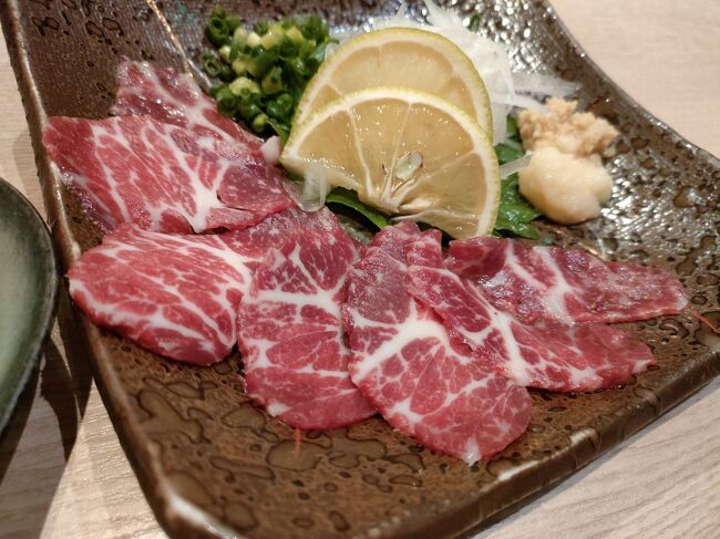 深酒の丑三つどき<br />「JALどこかにマイル」ポチッとしたら<br />出ました熊本。<br /><br />阿蘇・天草・高千穂峡ってそりゃ宮崎w<br />滞在20時間弱の弾丸旅<br />そんな遠出はできません。<br /><br />なので目的絞って<br /><br />① 熊本市の繁華街にいく<br />② 馬刺しと牡蠣で球磨焼酎を嗜む<br />③ 電柱<br /><br />以上! <br />弾丸熊本の旅、スタートです。<br />