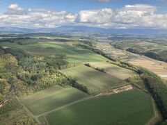 旭川へ日帰り出張② 羽田から久々の空の旅。北海道の山々は思いのほか紅葉していなかったが、旭川近郊の上空からの眺めはヨーロッパのようだった！