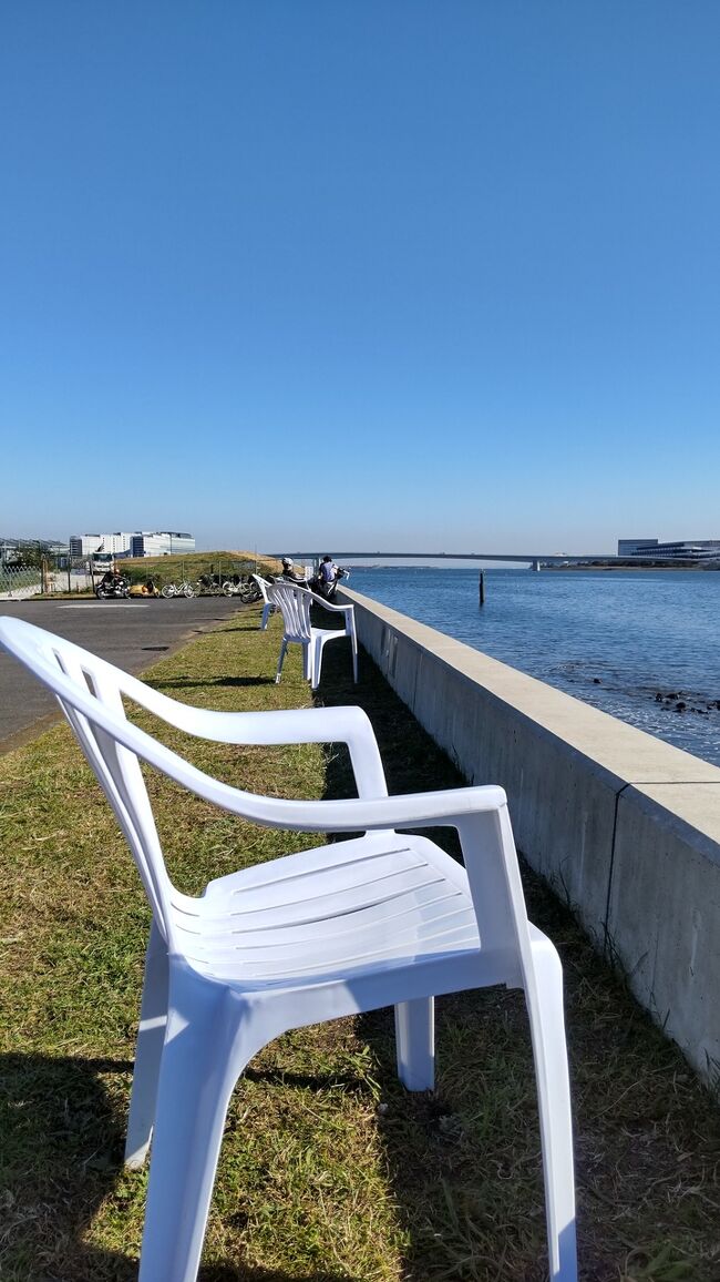 羽田といえば空港しか思い浮かばない。<br />でも「羽田」という住所があることを知らない人がいて、 <br />空港の中に住んでいるんですか?<br />なんて言われちゃって<br /><br />と話している人がいて <br /><br />そうだ ちょっと歩いてみようっと思って <br />行ってきました。<br />用事もあったので <br />2日連続で行ったのをまとめました。<br />