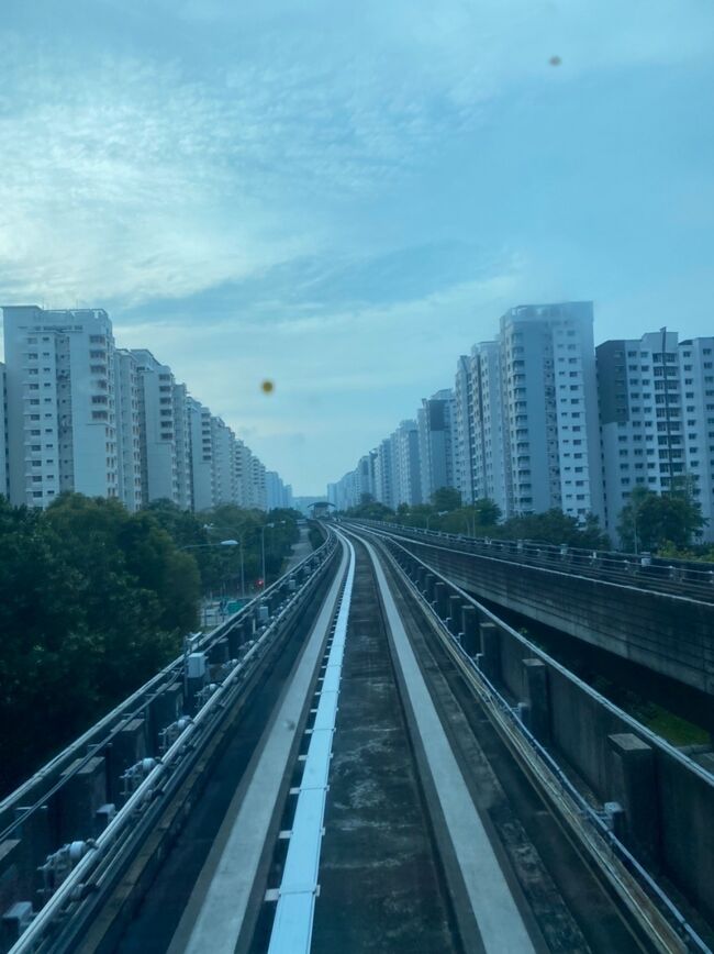 シンガポールのローカルエリアを通るLRT半日ぶらり旅を別々の場所で2回分投稿です。<br /><br />LRT線は、HDBと呼ばれる現地の方々が住む団地群を周回する電車です。<br />LRTの車両は無人運転の為、運転席がなく先頭が見れる事もあって子供や鉄オタにも人気なので一度乗ってみたかった電車です。<br /><br />特にBukit PanjangからのLRTでは、HDB（団地）近くになると横の窓がサッと白くなり外が見えなくなり、HDBから離れると再び外が見れるようになる何とも近代的な車両でした。