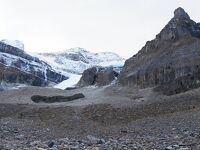 バンフで氷河と化石のハイキング　バーミリオン湖とスタンレーグレーシャー