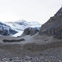バンフで氷河と化石のハイキング　バーミリオン湖とスタンレーグレーシャー