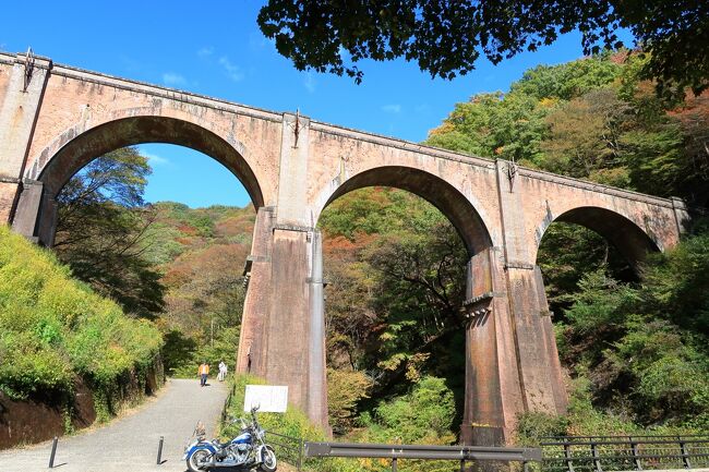 碓氷峠のめがね橋は日本最大のレンガ造りの橋です。<br />国指定重要文化財に指定、保存されています。<br />めがね橋の無料駐車場に車を止め3～4分くらい歩くと<br />見えてきます。