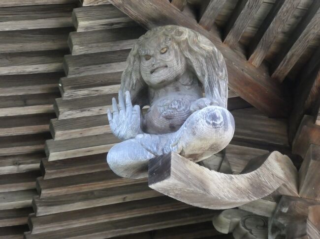 社寺建築の装飾彫り物の中に、屋根を支える力士像がある。西日本では、邪鬼と呼ぶところもあるようだ。<br /><br />秋田の寺社にある力士像の数は、63と日本一だそうだ。<br /><br />今回　訪問したのは、<br />羽後町郡山字上郡1<br />　郡山神社　だ。