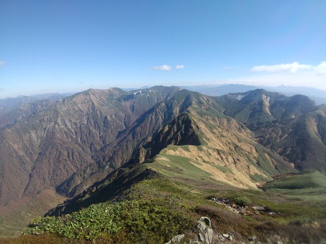 この週末は群馬の山へ。土曜日は群馬県上野村の諏訪山に登り、日曜日は群馬・新潟県境の平標山・仙ノ倉山・万太郎山・谷川岳を縦走してきました。<br /><br />＜旅程＞<br />【1日目(11/6土)】<br />　名古屋23:59→高崎5:55（日本中央バス・シルクライナー）※約30分早着<br />　高崎6:20→新町6:30（JR高崎線）<br />　新町駅6:50→学園入口9:16（日本中央バス・奥多野線）<br />　学園入口バス停9:19-9:57楢原登山口10:03-11:47三笠山11:51-12:07諏訪山-12:26三笠山12:30-14:18しおじの湯（徒歩）<br />　しおじの湯15:50→新町駅18:33（日本中央バス・奥多野線）<br />　新町18:41→18:52高崎19:49→越後湯沢20:14（JR高崎線＋上越新幹線）<br />【2日目(11/7日)】<br />　湯沢駅前6:08→平標登山口6:42（南越後観光バス）<br />　平標登山口バス停6:42-7:37松手山-8:24平標山8:26-8:57仙ノ倉山9:01-10:55万太郎山11:01-12:27オジカ沢ノ頭12:35-13:24谷川岳トマの耳13:27-13:37谷川岳オキの耳13:46-13:55谷川岳トマの耳-15:05天神平（徒歩）<br />　谷川岳ロープウェイ15:50→上毛高原駅16:43（関越交通）<br />　上毛高原17:27→18:40東京18:48→名古屋20:25（新幹線）<br />