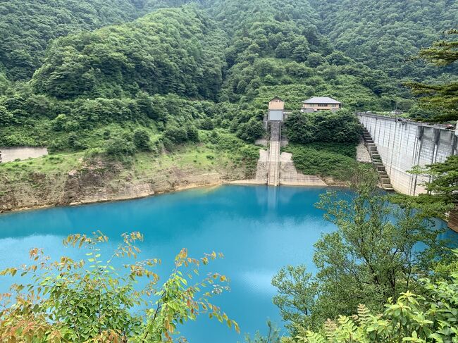 コロナ禍2回目の夏休み。<br />遠出はちょっと難しいけど、自家用車で密を避けて行けるところに旅行しよう！<br />乗馬がしたいという上の娘、釣りがしたいという息子、そして何より涼しいところに行きたいという大人の希望を合わせて決めた行き先は群馬県。<br />冬休みに行って気に入った嬬恋に再訪と、四万ブルーを見に四万温泉。<br />川遊びや森の中をハイキングと、夏っぽいアクティビティ満載の旅になりました。<br /><br />旅行日程はこちら。（★が今回の旅行記です。）<br />1日目：伊香保グリーン牧場で乗馬体験（四万温泉泊）<br />★2日目：四万温泉観光（嬬恋泊）<br />3日目：嬬恋で川遊び＋釣り体験（嬬恋泊）<br />4日目：八ッ場ダム経由で帰宅