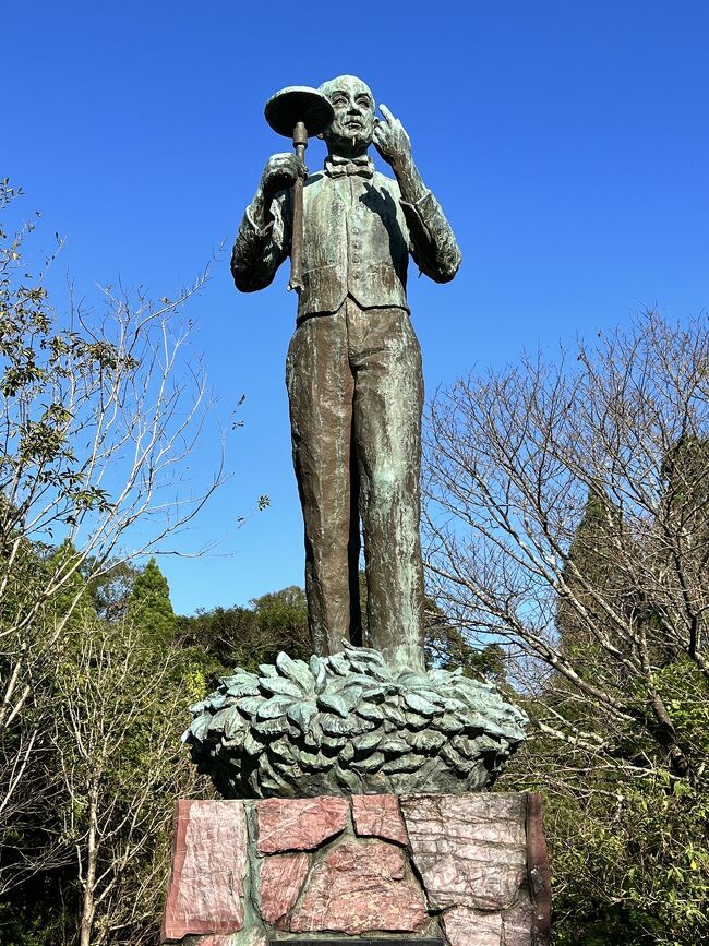 事前にオープンしているか電話で確認しました。<br /><br />9時から5時まで<br />大人730円 JAF提示で100円割引<br />自動車なら竹林寺でナビを入れて欲しいと言われました。<br /><br />高知ICから20分<br />高知龍馬空港から25分<br /><br />桑田山温泉に一泊した翌日に立ち寄りました。<br /><br />四国遍路で竹林寺31番札所には何度か参拝しています。<br />そのたびに牧野植物園の大きな温室を見ていました。<br />やっと来ることが出来ました。<br /><br />植物の種類には圧倒されます。<br /><br />県営だけあって維持管理もしっかりしています。<br />高知のキュガーデンと呼べる植物園だと思いました。<br /><br />植物好きの方に強くおすすめします。