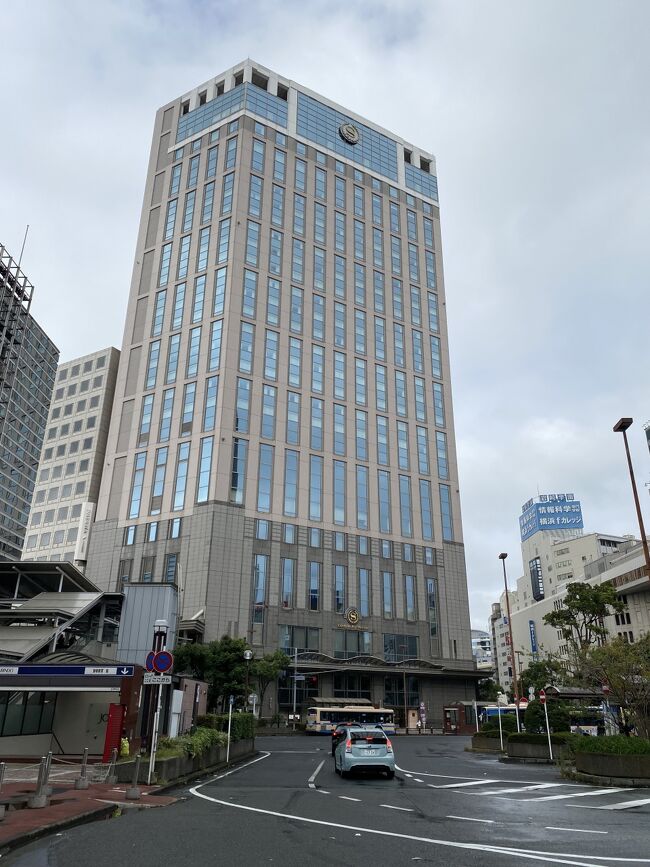 いやいや、このコロナ禍...<br /><br />今回、漸く日本に一時帰国する事にしました..<br /><br />前回帰ったのが2019年9月だったので、ちょうど2年間帰国できなかった状態。<br /><br />...というよりも、飛行機に乗っての国内旅行どころか、私が住むサンパウロから一歩も出れない状況が2年間続いていたんです...他の州に行っても感染してしまうのではと言う恐怖感が...<br /><br />本当は例年ならば、)日本へは)出張やプライベートも含めて、年に「3-4回」は帰ってい担だけども...ねえ、<br /><br />流石に、感染者2000万人、死者60万人も越えてしまっているこのブラジルの惨憺たる状況下、経由して帰れる大陸が(距離が長い南米大陸からはアジアまでのダイレクト便がある筈も無く)北米か、欧州か、中東経由しないと日本へ戻る事ができない...<br /><br />なので、ブラジルからの発着便の乗り入れを認めていない国が多い状況が続いている...(便数もかなり減便されてしまい)と頬な状態...<br /><br />30年も前、海外初赴任の若い頃は、3年間ほど一度も日本に帰れなかった時代があったのだが(忙し過ぎたのと、成果も出していない若者が金と時間を使って帰りたいとか言い出せない状況であった...苦笑)、でも、この歳になって、まさかこんな、同じ様な目に会うとはねぇ...ふぅ...<br /><br />私はは、海外に好きで自ら出ていて、既に四半世紀が経つので、別に日本への執着はなかった筈なんですが、世の中がこんな状態(一時期、現地も医療崩壊していて、もしここでコロナに罹患したら本当に死ぬかもな、と思った時期もあった)になると...流石に日本が恋しくなりましたわ...<br /><br />...で、漸く、「日本も」「ブラジルも」ワクチン接種が劇的に進み、感染者も急激に減ったこの最近の状態を見極めた上で、漸く2年ぶりに日本へ一時帰国することに...<br /><br />ああ、しかし、緊張とストレスの長い、長い2年間だったわい...<br /><br />こう言う逃げ場のない危機感は、一度っきりでいいかなぁ...<br /><br />もう十分です...はい...