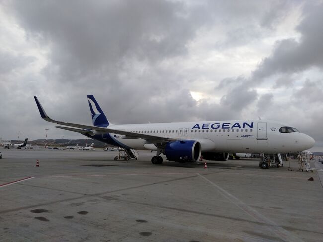 エーゲ航空の上級会員としては、ヨーロッパに来たら少しでもエーゲ航空に乗らなければと言う事で、かなり遠回りだったのですがタリンからアムステルダムへの移動はギリシャのアテネ乗換えのエーゲ航空で行く事に決定しました。<br />エーゲ航空は上級会員にはビジネスクラスアップグレードクーポンを年間4枚頂けるのですが中々取りづらいのです。<br />今回はタリン⇒アテネ間は早朝の便だったと言う事もあり予約時にあっさりアップグレード出来たのですが、アテネ⇒アムステルダム間は搭乗の前日にアップグレード出来ました。<br /><br />ギリシャは既に観光客ラッシュが始まっており、コロナ以前よりも空港は混雑していて、エーゲ航空のラウンジは椅子が足りない程でした。