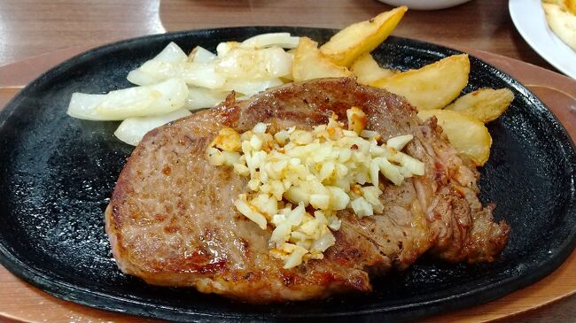 JALに今年一度も乗っていない。<br />年度初乗りのボーナスマイルのため決めた沖縄。<br />どこにいくか迷っていたら名護市の『7515キャンペーン発見』<br />5001円以上の宿が5000円割引。<br />かつ名護市内で利用できる3000円分の地域観光券がいただける。<br />5100円の宿なら100円の支払で3000円の観光券。<br />プラスです(笑)<br />3泊この7515キャンペーンで別々の宿予約。<br />レンタカーは楽天スーパーセールで予約済みでした。<br /><br />3泊4日旅行代金合計 27353円<br /><br />宿泊費小計 5400円(旅行券9000円分)<br />1目泊 沖縄サンコーストホテル 素泊 8500円ー5000クーポン=3500円 旅行券3000円<br />2泊目 ホテルルートイン名護 朝食 5900円ー5000クーポン=900円 旅行券3000円<br />3泊目 ホテルゆがふいんおきなわ 朝食 6000円ー5000クーポン=1000円 旅行券3000円<br /><br />交通費小計 20968円<br />飛行機 成田→那覇 1500円+600円+450円+120円=2670円<br />レンタカー免責込 8000円ー1600クーポン=6400円<br />ガソリン代 2188円 285km/13、49L=21、1km/L<br />那覇 羽田 9710円<br /><br />飲食費小計 985円<br />ほぼ名護市の地域観光券にて支払