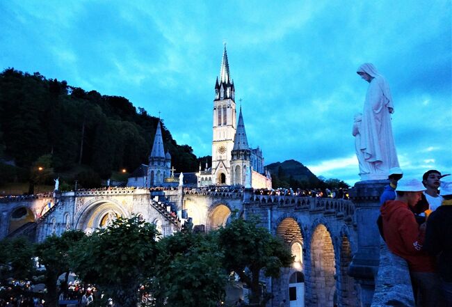 フランスの南西部、ピレネー山脈のふもとにある聖地ルルドを訪れたときの動画を含む旅行記です。<br />ロウソク行列に参加し、病んでいる友人やらこの地に集った多くの人々のことを思い浮かべて祈りを捧げました。<br />今となっては、コロナ禍で病んでる人々やコロナの早期終息を願って、再びこの地を訪れて祈りたい気持ちで一杯です。2021年11月記