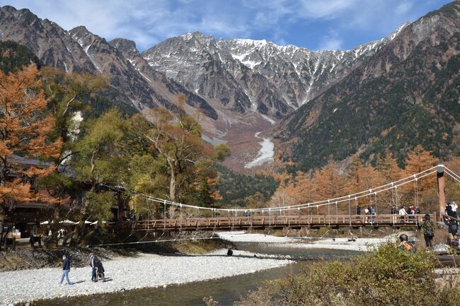 岐阜県の郡上八幡から高山に抜けるせせらぎ街道の紅葉が盛りだとの情報でドライブに出かけました。その後子供のころから何度も訪れている高山は今回はスルーして、コロナ禍でなかなか入れなかった温泉を平湯でつかり、上高地の散策と３年ぶりの上高地帝国ホテルの滞在を楽しみました。<br />翌日は白川郷から白山ホワイトロードの紅葉を楽しみ、金沢では美味しいお寿司を堪能する旅行となりました。<br /><br />旅程<br />　11/4　京滋バイパス→名神→東海北陸道→郡上八幡IC→せせらぎ街道→<br />　　　　 高山→平湯温泉→あかんだな駐車場→上高地<br />　11/5　上高地→白川郷→白山ホワイトロード→金沢<br />　11/6　金沢散策→帰宅<br />   