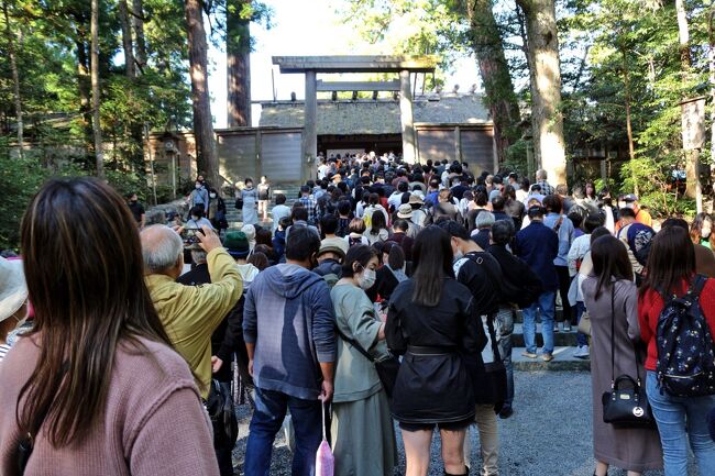 今年は結婚50年目・・・本来ならば金婚式の記念にヨーロッパ旅行に出かけたいところですが、コロナ禍の中で選んだのは《 伊勢神宮～熊野三山・熊野古道～高野山 》を巡る２泊３日の南紀ツアー。<br />１日目は、昔から「せめて一生に一度でも」と人々を惹きつける日本人の心のふるさと「伊勢神宮」を参拝・・・伊勢神宮は全国約８万社の神社の中でも格別のお宮として崇敬を集めています。<br />江戸時代、庶民の間でブームとなった「お伊勢参り」は最初の頃、村ごとに皆で積み立てたお金で代表者が参拝に行く “ 伊勢講 ” が中心でしたが、その後、個人でも出かけるようになり、1830年には約428万人（当時の日本人の人口は約3,220万人）がお参りしたと言われています。<br />しかし、当時は江戸から歩くと片道約15日間の大旅行・・・現在は新幹線などで簡単に行けますので、有難い世の中になったものです。<br />そして１日目の宿泊は、一度泊まってみたかった那智勝浦温泉・ホテル浦島・・・洞窟温泉「忘帰洞」をはじめ、４か所の温泉巡りで旅の疲れも癒されました。<br />写真は、多くの参拝者で溢れかえる伊勢神宮・内宮の正宮。