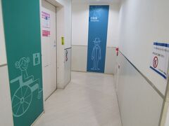 サクラスのトイレは迷路の先に