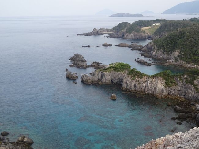 離島の旅・2回目で新島・式根島を夜行2泊4日で訪れます。(両島とも30数年ぶりの再訪で、特に式根島は野趣溢れる地鉈温泉が気に入り10数回、通いました。)東海汽船の「スーパー島トクキップ」往復5000円(2等和室)(超お得)を利用しました。(写真は神引展望台より綺麗な海の眺めで、遠くに新島・利島が見えます。)朝、新島より式根島に渡り、民宿でアシスト自転車を借り、島を一周します。遊歩道を歩き、御釜湾 隈ノ井 唐人津城 神引展望台を歩きます。自転車で4つの海水浴場を周り、村内(マイマイズ井戸 東要寺(イヌマキの木))等を見て、足付温泉 懐かしい地鉈温泉には約1時間入ります。<br />(式根島について)<br />1.6万年前に出来、流紋岩で面積は3.7平方m 外周12km 一番高い所は神引山(99m)でリアス式海岸に沢山の魚介類が取れ温泉もあります。<br />BC6500年頃(縄文中期)より、人が住む。吹之江遺跡や石白川遺跡よりその時代の遺物が見つかる。式根島に住んでいた人は南方諸島より来たという説もあります。中世には遺物は発見されず、平家落武者の怪猫退治の伝説があるのみです。江戸時代の伊豆諸島は幕府の直轄領で式根島には定住者はおらず、流人を運ぶ際の仮泊港であった。明治時代には1887年、行政は静岡県より東京市に変わり、明治21年新島より4戸8人が移住したが、それまで無人でした。それ以後、入植や定住・開発が進みます。<br />{旅程}<br />③11月19日(金)<br />朝、新島8:00(にしき丸)8:10式根島に渡り、宿8:25着きます。<br />(式根島観光)レンタサイクル(9:00-17:30)を借ります。<br />1)ミヤトラで弁当購入。 (遊歩道)御釜湾第一展望台 隅の井 唐人津城 神引展望台 丸山ノ方角石と歩き、<br />2)(レンタサイクルで島一周)中の浦海水浴場 大浦海水浴場(大浦の馬の首) 吹之江遺跡 泊神社 泊海水浴場(昼食12:00-12:30) 野伏港 でんどう見晴台 養殖場 高森灯台 小浜漁港 差出神社 小の口公園 ぐんじ山展望台 石白川海水浴場 寺子屋教育の跡 マイマイズ井戸 水神社 開島記念碑 大王神社(猫神社) 塩釜祠 与謝野晶子記念碑 松が下雅湯 足付温泉 山神神社 村役場 診療所 小・中学校 郵便局 駐在所 東要寺(イヌマキの巨木) 憩の家 御釜湾第三展望台 浜津城 湯加減の穴を見て<br />3)地鉈温泉(16:00-16:55)にユックリ入ります。(水着着用) <br />宿着17:30 夕食18:00-18:40 民宿「げんべい」に宿泊します。<br />④11月20日(土)<br />起床6:00 朝食7:30-8:00 宿発8:20 松が下雅湯 足付温泉(8:30-10:00)に入浴します。 宿発10:45 式根島11:25(大型客船-新島 利島 大島 横浜大桟橋と寄り)20:00竹芝桟橋に着き、浜松町駅まで歩き、帰ります。<br />{経費}<br />(竹芝ー新島 式根島ー竹芝)(スーパー島トク切符往復5000円) 新島(ニシキ丸340円)式根島 新島(民宿9200円酒700円 レンタバイク5000円 博物館300円) 式根島(民宿9500円酒1000円 電動自転車1500円) コンビニの昼食弁当やビール沢山です。