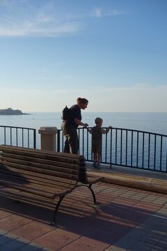 初めてのマルタ 8 (出張のついでに69ｰ8) 土曜日の午後の街歩き⑤ 背伸びして海を見ている男の子と（たぶん）お母さん！