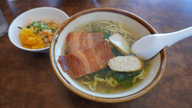 シュノーケリングから戻ってきて、<br />少しゆっくりしてから昼食へ。<br /><br />レンタカーがないため、遠出はできず、<br />お昼は近くのなかむらそばさんへ。<br />元々なかむらそばさんには行ってみたかったので、<br />歩いて行ける距離でよかったです。<br />アーサーそばは甘い三枚肉とアーサー入り天ぷらが入っており<br />カツオベースの優しい味でした。<br />また食べに来たいですね。<br /><br />戻ってゆっくりしていたら、もう夕方。<br />夕食は館内は高いので、コンビニへ買いに行くことに。<br />車がないとやっぱり辛いなー。<br /><br />翌日も同じ朝食会場でしたが、<br />テラス席だったので、<br />鳥の囀りを聞きながらの食事は最高でした。<br /><br />3日目はプールで遊んでから、ドローンを飛ばしました。<br /><br /><br />