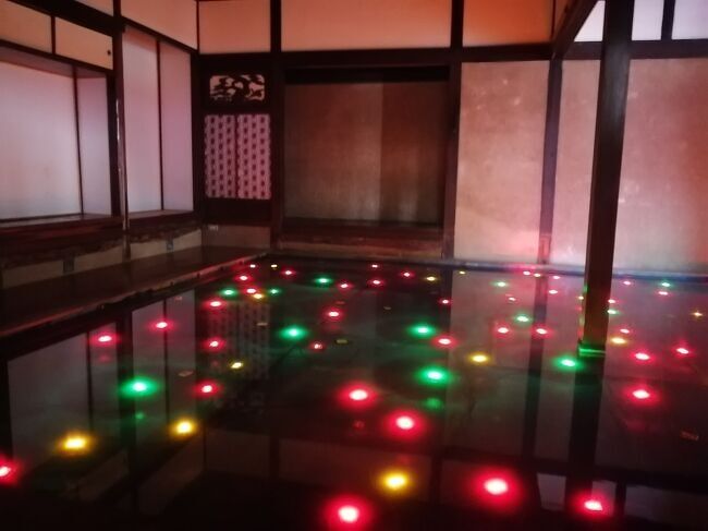 11月の祝日に有給2日をたした5日間でまだ行っていない岡山の日本100名城を3つまわってきました。当初は滋賀県の100名城にしようかなと思っていましたが、備中松山城は雲海の季節でもあったので岡山の100名城をめぐることにしました。<br /><br />★旅行記7のルート<br />いっちょ場→玄米心食あいすなお(ランチ)→本村ラウンジ&アーカイブ→南座→角家→護王神社→直島カフェ コンニチハ→碁会所→石橋→はいしゃ<br /><br />1.東京~津山城①(表門~備中櫓まで)<br />2.津山城②(天守閣跡~もみじ谷~二の丸~鶴丸館)<br />3.津山 城下町さんぽ(橋野食堂~コーヒースタンド 福寿湯~城東町並み)<br />4.岡山 おまち堂のかき氷&吾妻寿司のさわら丼<br />5.直島アートさんぽ①(宮ノ浦エリア~地中美術館まで)<br />6.直島アートさんぽ②(ベネッセハウス周辺エリア)<br />7.直島アートさんぽ③(本村エリア 家プロジェクト)←★今ここ<br />8.直島アートさんぽ④(赤かぼちゃ~アイラブ湯~直島パヴィリオン)~倉敷<br />9.備中松山城の雲海を乗合タクシーで見に行く<br />10.備中松山城①(ふいご峠~大手門跡~三の丸~さんじゅーろーお散歩~二の丸まで)<br />11.備中松山城②(本丸~天守~猫城主のさんじゅーろー)<br />12.備中松山城③(二の丸帯曲輪~後曲輪)~武家屋敷~頼久寺<br />13.ベンガラ色の吹屋ふるさと村にバスで行ってみた<br />14.備中高梁 五万石のトマト焼きそば&高梁市図書館<br />15.倉敷 mugiのパン~服部駅から鬼ノ城ビジターセンターまで移動<br />16.鬼ノ城をぐるっと1周まわってみた<br />17.鬼ノ城ビジターセンターから服部駅~東総社駅 インダストリーのパン<br />18.倉敷(倉敷美観地区散策&ライトアップ~名代とんかつ かっぱ)<br />19.倉敷(ポケふた探し&倉敷美観地区早朝散歩)<br />20.倉敷(阿智神社~デニムまん~くらしき桃子総本店)<br />21.日生 タマちゃんでB級グルメのカキオコを食べる<br />22.岡山 喫茶ほんまちのラテアート~夜行バスで東京駅んぽ(橋野食堂~コーヒースタンド 福寿湯~城東町並み)