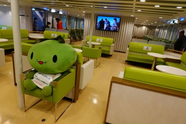 けんいちの1人旅です。<br /><br />JALどこかにマイルは岡山空港が選ばれました。行ってみたかった小豆島に渡ることにしました。また2015年に天守の補修工事を終えた姫路城も見てみたいです。<br /><br />小豆島編です。