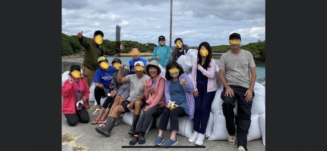今回の沖縄旅行は特にブログ化するような内容がなかったのですが、<br />軽石撤去ボランティアに急遽参加したので書かせていただきます。<br /><br />沖縄の海は今大変なことになっています。<br />大量の軽石がビーチや河口に流れ着いて美しい風景は一変しています。。。<br /><br />たまたま見つけたFACEBOOK で撤去作業をされているご夫婦を見つけたので1日だけですが手伝いに行きました。<br />場所は瀬良垣にあるダイヤモンドビーチです。<br />詳細はノウィキ嘉志子さんのFacebook を参照してください。<br /><br />毎日一生懸命作業されていますのでよろしくお願いします。