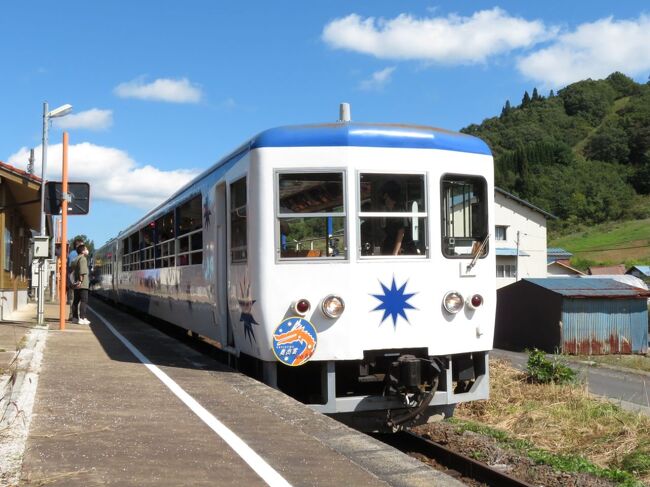 県境開放から1週間。行けるときに行っとけ。<br /><br />“5時半打ち”で押さえ、8月に乗る予定だった某臨時列車ですが、容赦ない自宅縛りにより泣く泣く手放した指定券のリカバリーのためもう一度挑戦しました。せっかくなので、乗りつぶし以来ご無沙汰だった中国山地を取り巻くローカル線を乗り継いでみましょう。ローカル線が中心なので移動距離を稼がない超絶ゆとり行程ですが、たまにはこんな旅行もいいでしょう。久しぶりの木次線はもちろん「奥出雲おろち号」で!