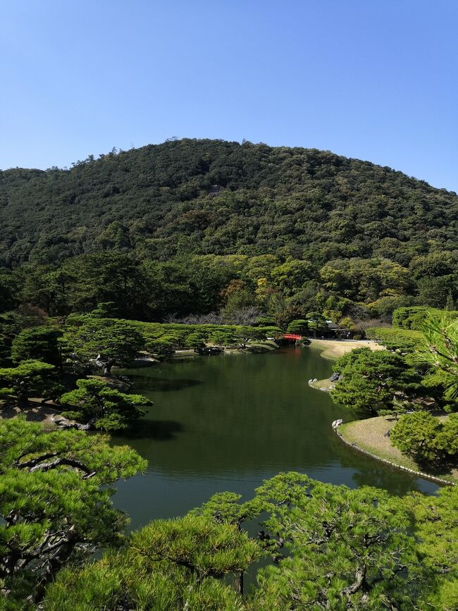 今回は　バウチャーを使う為の旅です。 ジェットスターで 庄内に行こうと思って買った チケットが コロナのため欠航になってしまい 延長延長で 今に至って とにかくバウチャーを使おうと思って 計画しました。<br />久しぶりに 香川に行きたくなり 前回行ったのは2015年11月です あれからもう6年も経っていました そして岡山にも前々から行きたかったので その2箇所を計画しました 残念ながら岡山城は修復工事のため 閉鎖されていました なんとなく 予定通りではなかったので 1日どうしようかと考えて 急遽倉敷に行くことにしました 倉敷は2018年9月に入っているので 3年 立っています その時はツアーで行ったので もう一度行ってみたいと思いました。<br />11月初旬ということで 残念ながら紅葉には少し早かったです<br />栗林公園の紅葉は 11月20日過ぎぐらいが良い と思います<br />今回時期がズレてしまったのですが そのおかげで 人が少ない 公園をゆっくりじっくり散策できました<br />丸亀は 東横インのホテルがオープンしたので行くことに決めたのですが 思った以上に よかったです 何も期待していなかったので 予想より 見所もありました。<br />丸亀だけではなく その近辺も 良さそうなところがあります<br />ホテルは最上階の14階で 遠くに 瀬戸大橋が見えました。<br /><br />１１月４日　木曜　丸亀　　　　　　　　　　東横イン丸亀<br /><br />　　　５日　金曜　高松　栗林公園　　　　　　　〃<br /><br />　　　６日　土曜　岡山　後楽園　出石町　　スマイルホテル岡山<br /><br />　　　７日　日曜　倉敷　　　　　　　　　　三井ガーデンホテル岡山<br /><br />　　　８日　月曜　丸亀　　　　　　　　　　東横イン丸亀<br /><br />　　　９日　火曜　丸亀譲　　　　　　　　　　　　〃<br /><br />　　１０日　水曜　帰宅　　　　　　　　　<br /><br />旅の家計簿　　ホテル代　　　　２４０００円<br /><br />　　　　　　　交通費　　　　　２００００円<br /><br />　　　　　　　食費　入園　他　１００００円<br /><br />　　　　　　　合計　　　　　　５４０００円<br /><br />