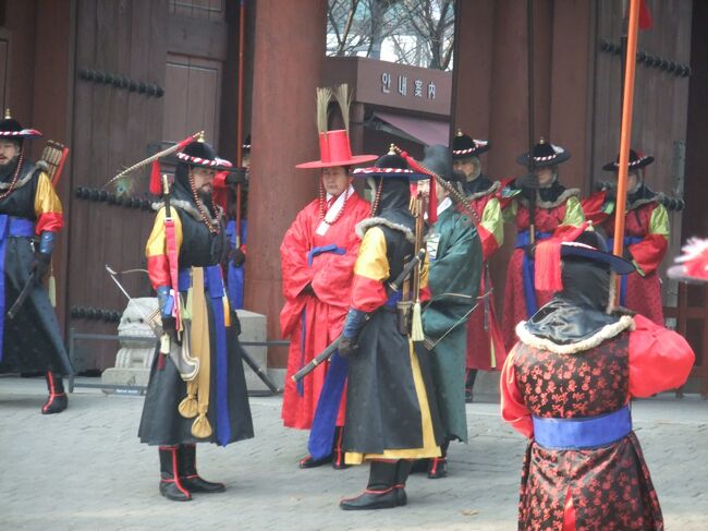 2012年 あけましておめでとうございます!!<br /><br /> 今年は、母を連れての旅!<br /><br /> 母は、我が家で初めて海外へ出た人・・・(私と父をおいて・・・成田から・・・ジャンボ機で・・・しかもJALで!!)<br /><br /> マ~親孝行のつもりで(数年前に、私がイベリア半島から帰ったときに、ヨンフルエンザに罹り・・・「何故あの二人は兄弟なの~!」と訳の分からない事をのたまい「冬ソナ」のDVDを買ってくれ~「私をソウルに連れて行って!!」と言っていた母ですが・・・今は、ヨン様の熱からサメ・・・忘れ?なんか今度は、韓流のドラマの宮廷料理人?みたいな人にはまっている・・・)<br /> <br /> 兎にも角にも・・・今年は<br /><br /> ソウル de 親孝行!!