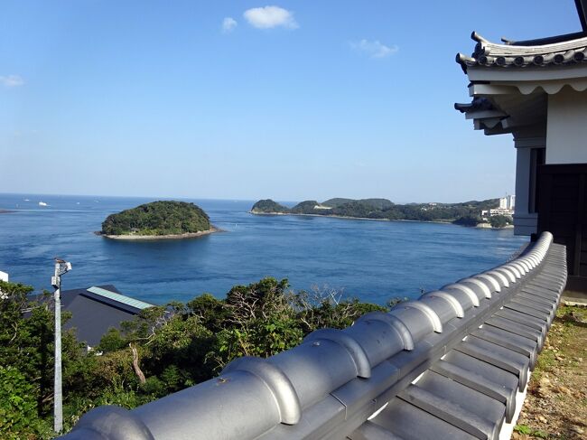 昨年の九州旅行で、平戸島、生月島をしっかり探検したくて、おっかなびっくり宿泊した、湯快リゾートの宿でしたが、お値段の割には、温泉も景色も良く、気に入りました。<br />館内に、ジャンカラのカラオケボックスがあるのにびっくりしたのですが、のちに知ったことには、ここのチェーンの宿は、ジャンカラが経営に関与していたとか。なので、館内にカラオケボックスがあるそうです。<br /><br />今回も、ストレス発散のために、1日1時間無料なので、二日で2時間歌ってきました。<br /><br />ここの食事は、苦手なバイキングなので、素泊まりにして、夕食タイムの空いている時間帯に、お風呂に入りました。<br />だいたい、6時半から7時半あたりが、もっともお客がおらず、のんびりお風呂を楽しめます。<br /><br />今回は、ドライブ少ない目の方針なので、走ってもあまりいい景色を見れなかった記憶ゆえ、生口島まではドライブせずに、むしろ平戸の町をしっかり歩いてウォーキングしました。