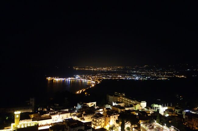 タオルミーナの夜景と早朝散歩(２０１９年イタリア　シチリア島の旅 10日間)<br /><br />タオルミーナは海からの景色、山から景色とともにすばらしく、またホテルからの夜景も最高でした。<br /><br />シチリア島の旅をレンタカーを借りて１周しました。<br />途中１つの街を観光してお昼すぎには次の宿泊地に到着。<br />その日に観光して夕方お昼寝、翌日の朝には出発という、のんびりパターンでの旅行でした。<br /><br />５月３１日チーニジ<br />６月　１日モンレアーレとパレルモ<br />６月　２日ピアッツァ・アルメリーナとカルタジローネ<br />６月　３日サンタ・ヴェネリーナとタオルミーナとカステルモーラ<br />６月　４日カターニアとシラクーサ<br />６月　５日ノートとラグーサ・イブラ<br />６月　６日アグリジェント<br />６月　７日エリチェとトラバニ