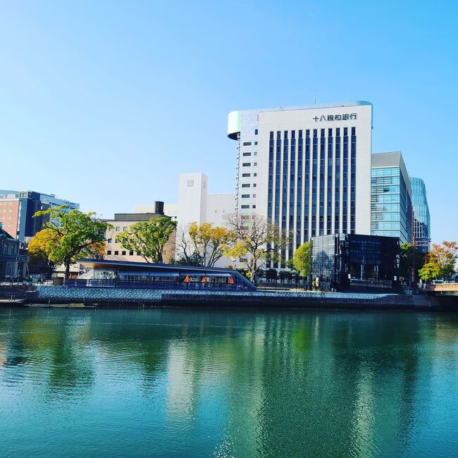 昨年の福岡旅行記での情報提供等々、4トラがご縁で親しく情報交換させていただいている方がいます。福岡スペシャリストのよしめ様(ご本人に了解いただいております!)です!今回は「マダムの暮らすように旅する福岡旅行」に一部ジョイントさせていただく形で小倉・博多を満喫して来ました!30,000JALeポイント利用で浮いた分をグルメや観光に活用し楽しく充実した旅行になりました!よしめ様コーディネートの「食べっ子くらぶ」では大変お世話になり感謝感激雨嵐です!笑<br /> あまりの楽しさに細かく記憶と記録に残したいと自分本意に超大作①から⑩になってしまいました。笑<br /> 宜しければ目を通してみて下さい!<br />①11月12日羽田~小倉前半<br />②11月12日小倉後半~夜景ツアー<br />③11月13日小倉街歩き<br />④11月13日小倉城・街歩き<br />⑤11月14日小倉~博多街歩き<br />⑥11月14日博多夜景ツアー<br />⑦11月15日博多街歩き前半<br />⑧11月15日博多街歩き後半<br />⑨11月16日博多寺社巡り<br />⑩11月16日博多寺社巡り~羽田