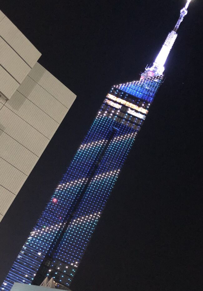 2021年11月11日(木)~16日(火)恒例の福岡旅をしました。一人で、友達と、従姉妹達と、そして4トラベルで知り合ったセレブマダム「自称プチセレブ」(本人に了解済み)の3104ねえねえ様(以下ね様)と一部ご一緒に、食べ、しゃべり、福岡を満喫しました。これはその1日ごとの旅行記です。主な行程は以下の通りです。●は食事 ○は買い物 ★観光です。<br />①②・・は旅行記番号です。よろしければ最後までお付き合いください。<br />1日目 11日(木)自宅~羽田空港 〇特選和菓子館 鳩サブレ <br /> パワーラウンジ JAL315便福岡空港●「華味鳥」ランチ<br /> 特急ソニックにて移動 小倉「アーバンホテルかじまち」3連泊① <br /> 〇業務スーパー 〇ルミエール●友達と「資さんうどん」夕食②<br />2日目 12日(金)於:小倉 ね様到着 午後からご一緒<br /> ●「おんどる」ランチ★小倉魚町銀天街散策〇シロヤ〇揚子江<br /> 〇金券ショップ〇旦過市場●「湖月堂」お茶②<br /> ★皿倉山夜景観賞と北九州夜景観賞クルーズ③ <br />3日目 13日(土)於:小倉 ね様と午後から夕方までご一緒<br /> ●「Mooon」ランチ〇秋王(柿)購入●「辻利」お茶<br /> ●従妹と「百菜旬」夕食④ <br />4日目 14日(日)於:小倉~博多 ね様とご一緒 特急ソニックで移動 <br /> 地下鉄で天神へ〇ドン・キホーテ ★天神地下街 <br /> ●「ひものやこはち」ランチ⑤<br /> ★市役所ひらめき広場クリスマスマーケット⑤<br /> 〇阪急「新sun」〇チョコレートショップ「博多の石畳」<br /> 「ホテルウィングインターナショナル新幹線博多口」2連泊 ⑥<br /> ★オープントップバス きらめき夜景観賞⑦ <br /> ★博多駅クリスマスマーケット鑑賞⑦<br />5日目 15日(月)午後 ●従姉と大丸「月のしずく」ランチ<br /> ●「フォーナムアンドメイソン」お茶●ね様とひょうたんずし⑧<br />6日目 16日(火)博多~福岡空港 〇阪急「通りもん」購入<br /> 福岡空港〇空の石畳 「石畳ロール」購入<br /> JAL314便 羽田空港~自宅⑧<br /><br />
