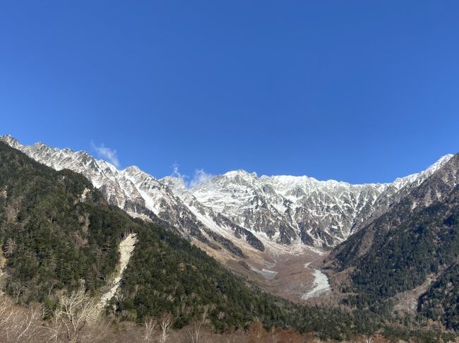 晩秋の上高地をホテル白樺荘に宿泊して散策しました。幸運にも天気に恵まれて今年最後の絶景を堪能できました。<br />11/15に催された閉山式も間近で見ることができ貴重な体験となりました。シーズンオフでしばらくは来れなくなり残念ですが、来年の訪問を楽しみにしてます。<br />次は徳沢園での絶景が目標です。