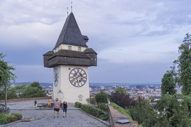 本年度二度目の旅行です。前回４月のポルトガル・スペイン旅行で認知症の家族への対応も十分できることが分かり、また比較的長期間預かってくれる施設も見つかったので、今度は安心してベルギー、オーストリアの旅行を計画することができました。<br />　旅行先はベルギーとオーストリアをメインとし、それにスロベニアとチェコとスロバキアを少し加える日程を組んでみました。<br />　ANAの特典航空券を利用して、ウイーンで１回のみ可能なストップオーバー利用してレンタカーでオーストリアを一周します。少し欲張りすぎた感もしますが、何とか全日程をこなすことができました<br />　ただこの旅行後コロナの猛威で海外は完全に行けなくなってしまいストレスが溜まります。<br />　いつものように単なるお気楽な観光旅行で、皆さんのようには掘り下げた旅行には程遠いですが、よろしければお付き合いください。<br /><br />本編は旅行八日日（9/1）の記録です。<br /><br />旅程<br />　8/25（日）伊丹→羽田（迎賓館見学）→成田（泊）<br />　8/26（月）成田→ブリュッセル→ブリュージュ<br />　8/27（火）ブリュージュ→ゲント<br />　8/28（水）ゲント→ブリュッセル<br />　8/29（木）ブリュッセル市内観光<br />　8/30（金）ブリュッセル→アントウエルペン→ルーベン→ブリュッセ<br />　　　　　 　ル<br />　8/31（土）ブリュッセル市内観光<br />　9/01（日）ブリュセル→ウイーン→グラーツ・・・本編<br />　9/02（月）グラーツ→ブレッド湖<br />　9/03（火）ブレッド湖→ヤスナ湖→マンガート→ミルシュタット<br />　9/04（水）ミルシュタット→グロース・グロックナー→<br />　　　　　　 ダッハシュタイン<br />　9/05（木）ダッハシュタイン→ゴーザウ湖→ハルシュタット→ゴーザウ<br />　9/06（金）グムンデン→バート・イシュル→ザンクト・ギルゲン<br />　9/07（土）モントゼー→ザルツブルク→ザンクト・ギルゲン<br />　9/08（日）ザンクト・ギルゲン→チェスキークルムロフ<br />　9/09（月）チェスキークルムロフ→デュルンシュタイン<br />　9/10（火）デュルンシュタイン→メルク→ザンクト・ペルテン→<br />                  ウイーン<br />　9/11（水）ウイーン市内観光<br />　9/12（木）ブラティスラバ市内観光<br />　9/13（金）ウイーン→羽田<br />　9/14（土）羽田→関西国際空港