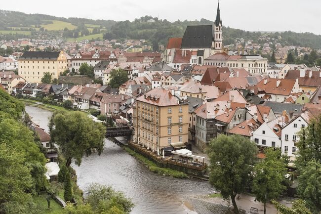 本年度二度目の旅行です。前回４月のポルトガル・スペイン旅行で認知症の家族への対応も十分できることが分かり、また比較的長期間預かってくれる施設も見つかったので、今度は安心してベルギー、オーストリアの旅行を計画することができました。<br />　旅行先はベルギーとオーストリアをメインとし、それにスロベニアとチェコとスロバキアを少し加える日程を組んでみました。<br />　ANAの特典航空券を利用して、ウイーンで１回のみ可能なストップオーバー利用してレンタカーでオーストリアを一周します。少し欲張りすぎた感もしますが、何とか全日程をこなすことができました<br />　ただこの旅行後コロナの猛威で海外は完全に行けなくなってしまいストレスが溜まります。<br />　いつものように単なるお気楽な観光旅行で、皆さんのようには掘り下げた旅行には程遠いですが、よろしければお付き合いください。<br /><br />本編は旅行十五日日（9/8）の記録です。<br /><br />旅程<br />　8/25（日）伊丹→羽田（迎賓館見学）→成田（泊）<br />　8/26（月）成田→ブリュッセル→ブリュージュ<br />　8/27（火）ブリュージュ→ゲント<br />　8/28（水）ゲント→ブリュッセル<br />　8/29（木）ブリュッセル市内観光<br />　8/30（金）ブリュッセル→アントウエルペン→ルーベン→ブリュッセ<br />　　　　　 　ル<br />　8/31（土）ブリュッセル市内観光<br />　9/01（日）ブリュセル→ウイーン→グラーツ<br />　9/02（月）グラーツ→ブレッド湖<br />　9/03（火）ブレッド湖→ヤスナ湖→マンガート→ミルシュタット<br />　9/04（水）ミルシュタット→グロース・グロックナー→<br />　　　　　　 ダッハシュタイン<br />　9/05（木）ダッハシュタイン→ゴーザウ湖→ハルシュタット→ゴーザウ<br />　9/06（金）グムンデン→バート・イシュル→ザンクト・ギルゲン<br />　9/07（土）モントゼー→ザルツブルク→ザンクト・ギルゲン<br />　9/08（日）ザンクト・ギルゲン→チェスキークルムロフ・・・本編<br />　9/09（月）チェスキークルムロフ→デュルンシュタイン<br />　9/10（火）デュルンシュタイン→メルク→ザンクト・ペルテン→<br />                  ウイーン<br />　9/11（水）ウイーン市内観光<br />　9/12（木）ブラティスラバ市内観光<br />　9/13（金）ウイーン→羽田<br />　9/14（土）羽田→関西国際空港