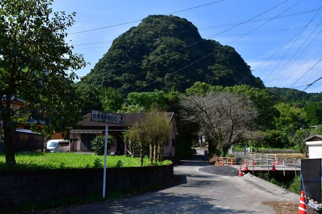 　谷山本城、鹿児島城、夏陰城、上山城、平松城、岩剣城を訪れた。<br /><br />　鹿児島城では御楼門が復元されていて、より城らしくなっていた。<br /><br />　仙巌園を訪れる予定だったが、コロナウィルスによる休園で行けず。<br /><br />　岩剣城は、標高200メートルの断崖絶壁の山にあり、登山道が登山道でなく、遭難しそうになった。よく無事に行き来出来たな、と振り返って思う。