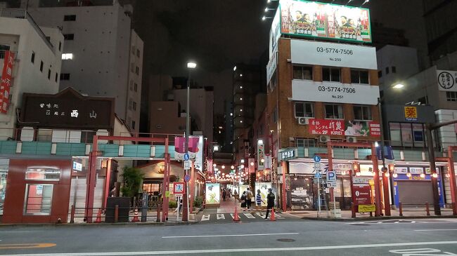浅草に夕方到着する。<br />田原町で地下鉄を降りて国際通りを少し歩いたところにある「サンルートホテル」にチェックインする。<br /><br />時期的なこともあってかなりリーズナブルに泊まれる。<br />部屋に荷物を置いてすぐに食事に出る。<br />雷門を超えて馬道通り沿いにある「馬刺屋マサシ」<br /><br />馬刺しや馬肉のしゃぶしゃぶなど美味しい馬肉料理を食べながらビールを飲む。<br />牛肉や豚肉よりクセの少ない馬肉を久しぶりに堪能した。<br /><br />仲見世をぶらついて浅草寺を参拝。<br />夜の浅草寺はライトアップされていてきれいだ。<br />少し歩いたので「神谷バー」で一服。<br />2階の洋食に入り、電気ブランと生ビールを楽しむ。<br /><br />ホテルの帰路にうなぎ屋を発見。<br />酒を飲み過ぎたこともあって少し小腹が空いた。<br />値段も安いので「九寅」でうな重をテイクアウト。<br /><br />うな重をシェアしながらホテルで缶ビールを楽しむ。<br />ホテルでゆっくり休んで翌朝は、稲荷町方面に向かう。<br /><br />浅草通りにある「喜多方食堂」<br />前回の浅草旅行でも美味しい朝らーを楽しんだ店で朝食。<br />本場の喜多方ラーメンに背油をトッピングできるので満足感も高く美味しい。<br /><br />ホテルで少し休んでからチェックアウト。<br />六区界隈を散歩する。<br />仲見世も良いがこの界隈も気持ちが沸き立つエリアだ。<br /><br />次の予定があるのでランチは食べられないが、1泊で浅草を堪能できた。<br />やっぱり浅草はいいな。