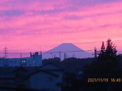 美しい夕焼けに染まった富士山