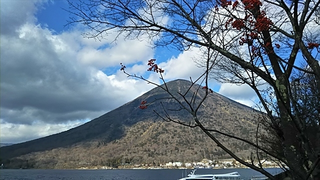 とうとう温泉エキスがなくなったので久しぶりに日光へと旅してきました。<br />今回の宿の手配はTELにて・・・毎回、気になっていた景色が良いお宿を予約完了。交通関係はNIKKO MaaS　これは東武鉄道が始めた新しいお得なデジタル切符です。<br />そして今回は、作戦命令がいろいろと出してきたので、<br />その命令を遂行する？<br />？？？作戦って箱根駅伝青学の原監督が出すやつ！<br /><br />本当は半月山展望台まで行きたかったけどバスは運休になっています。<br />毎回思うのですが、もう少しだけ長く走ってくれないかと思います。<br /><br />さて楽しみな日光の旅はじめましょう！