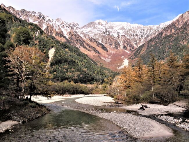 ２０２１年１０月２７日（水）晴れ　休暇村乗鞍高原の４日目、今日は上高地に向かいます。マイカー規制のため〝沢渡バスターミナル”まで車で３０分ほど、ここに車を置き、ターミナルからシャトルバスで約３０分の距離です。<br />大正池で降り、ここから河童橋、岳沢湿原まで歩いて折り返すことにします。<br />１０月２８日（木）は乗鞍高原をめぐります。（１／３）で記述のとおりです。<br />１０月２９日（金）最終日です。乗鞍高原から平湯大滝をまわって帰路に就きます。<br />　表紙は、河童橋からの穂高連峰です。