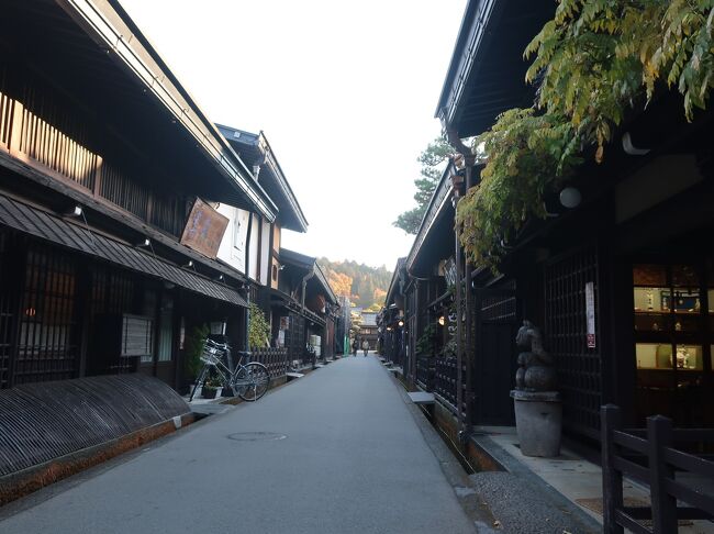 今月は、白川郷と飛騨高山へ行ってきます。<br /><br />というのは・・・<br />4トラベルの訪問地図で唯一<br />空白だった岐阜県が気になったから。<br />全国47都道府県で唯一行ったことがないのが岐阜県なんです。<br /><br />ボクは電車よりも飛行機派なので<br />飛行機で行けない県って行く機会が少ないんですよね。<br /><br />岐阜といえばたくさんの観光地がありますが<br />初の岐阜県なのでベタに白川郷と飛騨高山にしちゃいました(' ')ゞ<br /><br />高山は昔から1度行ってみたいと思っていたし、<br />白川郷は、今ハマっているドラマ『最愛』の舞台だし・・・<br /><br />といってもたった1泊なので<br />美味しい飛騨牛なんかもいただきながら<br />古い町並みを満喫するだけで終わっちゃいました。<br /><br />デパートはないけど( 一一)<br />高山って本当にいい街ですね。<br />すっかり気に入ってしまいました。<br /><br />これで全都道府県制覇!<br />空白になっていた岐阜もようやく埋まりました(^^)/<br />