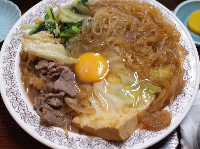 じわじわした楽しみをじんわり楽しんで後半戦。<br /><br />朝はヒラヤーチーにゆし豆腐。<br />昼はスキヤキと沖縄飯を順調にエンジョイ。<br /><br />この日はヒューイットリゾート那覇宿泊です。<br /><br />沖縄は一年中生まぐろが食べられるまぐろ天国。<br /><br />まぐろは那覇市の市魚でもある。<br /><br />だから、泊いゆまちへ。<br /><br />ここでの水揚げは70%がまぐろ。まぐろまぐろです。<br /><br />なのに事件。欲深さからのドイヒー事件です。