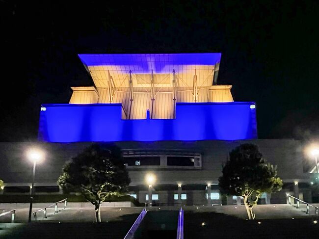 《2021.November》あみんちゅぶらり淡海を歩く旅その大津XXXIV~びわ湖ホール 希望の灯(ともしび)編~<br /><br />秋の夜長とは良く言ったもの。秋分の日を過ぎれば夜の方が昼間より長くなる。勿論緯度・経度によってずれはあるもののそこは拘らない。夜が長くなるために〝電照〟が力を発揮する。紅葉のライトアップ、そしてイルミネーション。個人的にはライトアップの時期までが秋で、イルミネーションの時期は冬となっている。昨晩は石山寺紅葉ライトアップ〝あたら夜もみじ〟に行ってきた。続けて今日は坂本のライトアップに行こうと考えていたが、混雑状況がハンパないようなので、しっかりと予定を組むことにして、今日は〝イルミネーション〟をサッと見に行くことにする。行先は滋賀県が誇る〝びわ湖ホール〟。ライブと会社の決起会でもなければ行かない場所ではあるが、今年はコロナ禍で自粛行事が多かったことから〝希望の灯(ともしび)〟なるライトアップが行われるという。確かに〝デザイン〟は近未来的でライトアップに映えはするだろうが、逆に〝どんなもの〟になるのかが想像できない。次回の坂本訪問時に組み込もうとも考えたが、18:00~21:00という時間帯では間に合わないために別行程で行ってみることにした。<br /><br />駐車場はびわこホールの割高なものを使わず、隣の〝打出の森駐車場〟を利用する。最初の1時間が220円で以降3時間までは1時間あたり110円となっている。しかし長時間駐車は割高となるようで3時間越えは220円/30分となると書かれていた。実際に特別な用事がなければ行く場所でもなく、カメラを持って行く場所でもない。実際には琵琶湖文化館や大津港の噴水をはじめ、比叡山等の遠景も見ることができる場所であり、なぎさ公園やびわこホールのライトアップ以外にも写真で切り取ることができる場所であることから、当初の1時間以内の滞在時間を超えてしまった。最終的に何時に出たのかは記録はしていないのだが、最後の写真が20:23となっていることから1時間10分は居たことになる。出入口ゲートにも320円と書かれていたが、何故か220円と表示されてそれ以上はかからなかった。理由はわからないが得した気分になる。また土曜日だからとはいえそれなりの人出があったようなので、行く場所のない私のような者が訪ねてきているのか?と思っていたが、館内から出て来られる〝出演者出入口〟辺りで〝出待ち〟している様子だったために帰宅してからイベント内容を検索すると、どうやら土日には〝藤井フミヤ〟のライブが行われていた様子。それを知って納得する。チェッカーズ全盛期は知ってはいるが、メンバーは私よりかなり年上だったと記憶している。でもまさかフミヤが来年還暦だということを知りちょっとびっくりした。<br /><br />自宅を出発してから帰宅するまで約2時間半。目的を持って出発したとは到底思えないびわこホールライトアップ散策であった。<br /><br />ついでではあるがびわこホールのライトアップは11月29日月曜日となっており、基本は火曜日は休館日となっているが、祝日である11月23日は催行され、翌11月24日水曜日が振替休館日となっている。ライトアップのようなイベントを行う場所ではないと思われる方も多いとは思うが、意外性があることに間違いはなく訪れて損はないと私には思えた。<br /><br /> 《終わり》