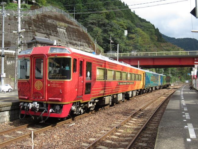 元々構想としてはあったまんなか千年ものがたりと藍よしのがわトロッコに乗車→翌日に大塚国際美術館へ訪問のプラン。あとは実行のタイミングをうかがうのみ…の予定でした。しかし、今年春に事態が一変。伊予灘ものがたりが現行車両でのラストランを迎えるというニュースが。そこで計画を変更し、今回のプランに落ち着きました。<br />一日目は最寄り駅から一直線に徳島へ。そこから藍よしのがわトロッコに乗車し、まずはあまり暴れない方の吉野川を満喫しつつ、昼食(1回目)も頂きました。阿波池田からは一旦大歩危へ向かい、続いてはまんなか千年ものがたりに乗車。昼食(2回目)を頂きつつ沿線風景やもてなしを満喫し、どちらも大変充実した時間を過ごすことができました。<br />多度津到着後は余韻に浸る間もなく一気に松山へ向かい、翌日に備えました。