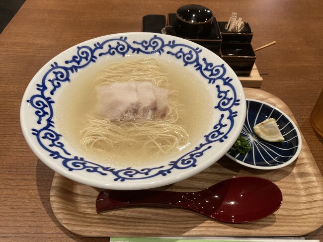 いよいよ5回目のJALでグルグル。<br />今回は空港グルメをテーマにお届けします。<br />いつものように乗ってばかりではございますが各地の物を紹介出来たらと思います。<br />11/21 中部→那覇→羽田→鹿児島→羽田<br />11/22 羽田→福岡→新千歳<br />以降後編に続きます。