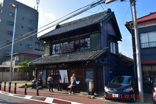 古い町並みが残る場所って関東にも沢山ありますが、今回は同じ千葉県内で近場の流山市の流山本町 江戸回廊を歩いてきました。<br /><br />流山鉄道終点の流山駅周辺、江戸川沿いに広がる流山本町周辺は、江戸時代から明治時代にかけて、江戸川の水運業や、みりん醸造業などで栄えた場所。<br />その当時を偲ばせる商家や土蔵が建ち並び、夕刻になると、路地のあちこちに手作りの切り絵行灯の灯りが彩り、夜の散策も楽しめます。<br /><br />気になる所要時間、これって行くと決めたときに意外と気になりますが、約3時間程度、夜を見るなら昼からの半日街歩きでOKです。<br /><br />流山本町 江戸回廊<br />https://www.nagareyamakankou.com/