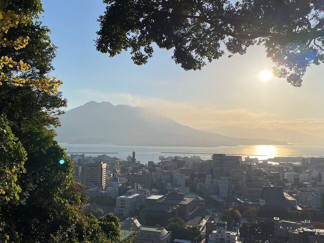 2日目は早めに行動。<br />まずは前日鹿児島市内で行けなかったポイントに行き、桜島行きのフェリーに車ごと乗船しました。