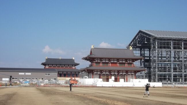 わが家の旅行は西のほうにあまり行きません。別に嫌っているわけじゃないのですが……<br />妻がテレビでやっていた赤目渓谷に行きたいと。じゃあ修学旅行以来の奈良(50年ぶり!?)にもついでにということに。<br /><br />基本的に関心が薄い私は、妻と娘にくっついて歩いただけですが、平城宮跡の資料館を訪ねて、大昔ここに都があったのだと実感しました。<br />夜は春日大社のライトアップに行ってみました。帰途に、はからずも鹿にも遭遇！(笑)