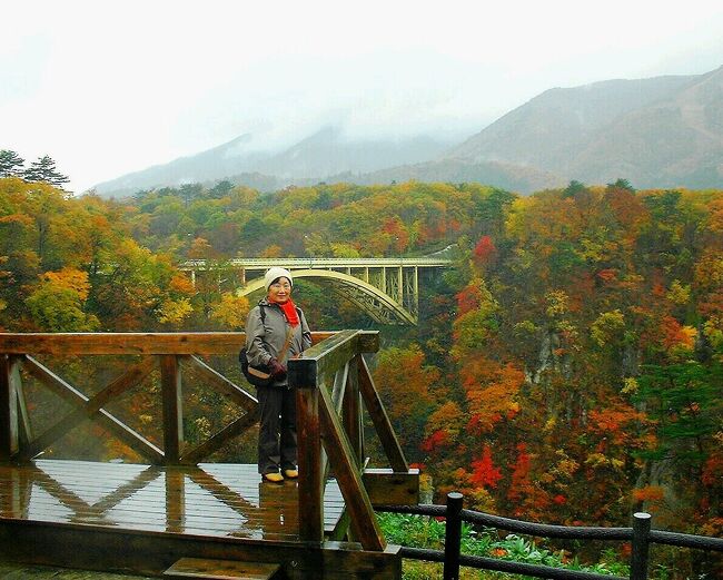 雨にたたられた１９１７年の紅葉狩りのリベンジは好天に恵まれ大成功。<br />仙台の法事の後で、鳴子温泉、かみのやま温泉と2泊３日の旅。法事が早く終わったので、地下鉄に飛び乗ると、仙台駅で古川行きの新幹線にうまく接続し鳴子温泉駅には15時前に到着。<br /><br />＜鳴子峡臨時運行バス「紅葉号」時刻表＞  <br />【運行区間】鳴子温泉駅～日本こけし館～鳴子峡～しんとろの湯～中山平温泉駅<br /> 【運行期間】令和３年１０月１６日(土)～令和３年１１月４日(木)<br /> <br />下りバス時刻（中山平温泉駅行き） <br />バス停留所      1 便   3 便 　 5 便 　7 便   9 便　11 便  13 便<br />鳴子温泉駅       8:30 10:15 11:10 12:10 13:10 14:50 15:50<br />鳴子峡鳴子口    8:37 10:22 11:17 12:17 13:17 14:57 15:57 <br />こけし館前    　8:39 10:24 11:19 12:19 13:19 14:59 15:59<br />鳴子峡中山平口 8:43 10:28 11:23 12:23 13:23 15:03 16:03 <br />中山平温泉駅    8:48 10:33 11:28 12:28 13:28 15:08 16:08