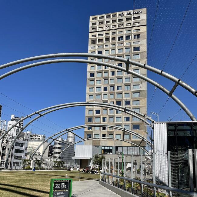 渋谷に用事があり、前から気になっていた"シークエンスミヤシタパーク"にお泊まりしてみました♪♪<br /><br />昨年8月にopen<br />宮下パーク直結のスタイリッシュなカジュアルホテル<br /><br />今回はツインルームを予約、14Fの角のお部屋で、ロケーション最高でした!<br />大きな窓から渋谷の街が眺められ<br />ガラスに "Hi,TOKYO!" と描かれていて可愛いかった!<br />チェックインの夕方から夜景と、朝目覚めた時と、移り行く景色を見ながら気持ち良く過ごせました♪<br /><br />コーナーのお部屋で解放感あり、宮下パーク側で高層階、今回はたぶんラッキー?だったんだと思います(^。^)<br /><br />チェックインは17:00~でチェックアウトが14:00<br />顔認証チェックインも出来るセルフチェックインで、キャッシュレス<br />新感覚な都会のライフスタイルホテル<br /><br />お部屋は新しいので清潔感あり、シャワーのみですが快適、シャンプーやルームウエアは心地よく<br />洗面台が部屋にありました…<br /><br />4Fにはロビーに繋がる、エントランスフロアにあるcafe 『VALLEY PARK STAND』ヴァリーパークスタンド <br /><br />芝生の広がる宮下パークからも入れ開放的な空間<br />ソファーやベンチ、スツールなど席数も多くゆったり寛げる<br />勿論wifiや電源も完備、作業にも…<br />宿泊者以外も利用出来て、穴場かも!<br /><br />サンドイッチやスイーツにドリンク<br />焼菓子は先日小伝馬町で行った<br />『ovgo B.A.K.E.R』オブゴベーカーが入っていて<br />思わずココナッツチャイオートミール を!<br /><br />宿泊者限定で、オリジナルのタンブラーを購入(50%)すると、コーヒーか紅茶がFreeのサービスがあり<br />作業スペースの利用や<br />お部屋でまったりにも◎でした!<br /><br />朝食は5Fのタイ料理 『Dongxi』ドンシー亜細亜香辛料理店でオールインワンサラダ<br /><br />ミヤシタパークを見渡せるロケーションで<br />遅めのモーニングに、シェフお薦めのボリュームサラダを<br />ドリンクはフリーでゆっくりと…<br /><br />なかなか渋谷にお泊まりなんてないけど、新鮮な感じで面白かった♪<br />コロナで旅行には行けなくなったけど、新しい楽しみ覚えちゃいました(*^^*)