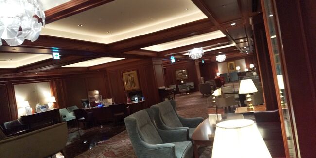 2日目は金沢から大阪へ移動のため、<br />金沢から特急「サンダーバード16号」で大阪入り。<br />合間で富田林市の「錦織神社」へ参拝し、<br />「ANAクラウンプラザホテル大阪」のクラブルームに宿泊しました。<br /><br />3日目は大阪伊丹から「ANA1169」で沖縄県那覇市入り。<br />1泊予定だったのですが、急遽戻る必要が生じたため<br />「ANA1098便」のプレミアムクラスで帰京しました。<br /><br />特急「サンダーバード16号」は初乗車でグリーン車利用です。<br />大阪方面に向かって右側2席、左側1席のみの配置でめちゃ快適です!<br /><br />「錦織神社」は国の需要文化財に指定されており、また<br />日光の東照宮にも影響を与えたそうで素晴らしい神社でした。<br /><br />「ANAクラウンプラザホテル大阪」は初めて宿泊しましたが、<br />特にロビーフロアはクラウンプラザ系のなかでは屈指の高級感を<br />誇るのではないでしょうか。<br /><br />フライトは「ANA1098便」はプレミアムクラスを利用しました。<br />空いていたので快適な空の旅となりました。<br /><br />余談として・・・<br />「ANAクラウンプラザホテル大阪」へ大阪駅からタクシーで<br />向かう場合、裏側(北新地側)で降りた方がいいようですね!<br /><br />最初に大阪駅からタクシーで向かった際、ホテル裏側近くまできて、<br />ドライバーから「エントランス正面で降りたほうが楽ですよ」と言われて<br />したがったところ、川側から回る必要があって1,000円ちょっとでした。<br />ところが!その後、再度タクシーでホテルに向かった際のドライバーは<br />「裏側で降りても僅かに歩くだけですし料金安いですよ」<br />と教えてくれて降りたら700円台でした。<br />数百円の話しでありますがちょっと悔しい気分になりました(笑。<br />